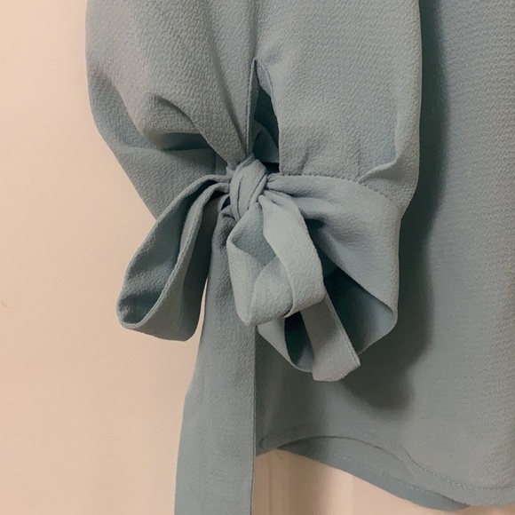 FREE SHIPPING Flowy V-Neck - Picture 2 of 3